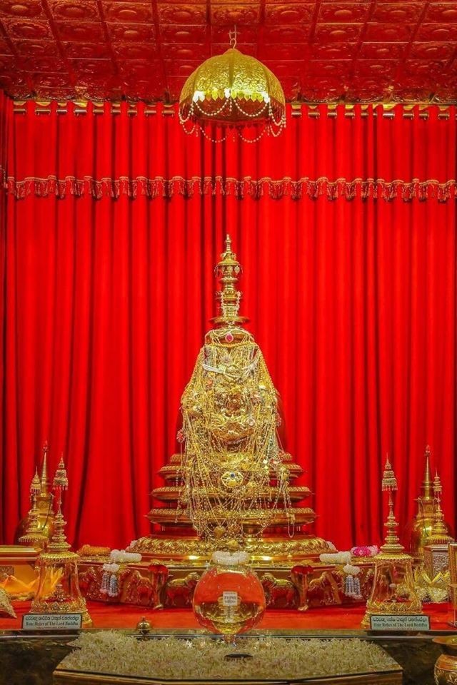 เชิญร่วมบุญซื้อสีทอง TOA ทาเจดีย์ที่ประดิษฐาน
พระบรมเกศาธาตุ