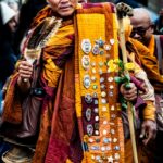 เกราะแห่งมิตรภาพ: เบื้องหลัง "ตราสัญลักษณ์" บนจีวรพระธุดงค์ Walk for Peace