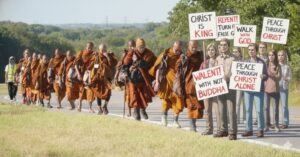 ทำไมคริสเตียนถึงโกรธมากเรื่องที่พระสงฆ์เดินเพื่อสันติภาพ?